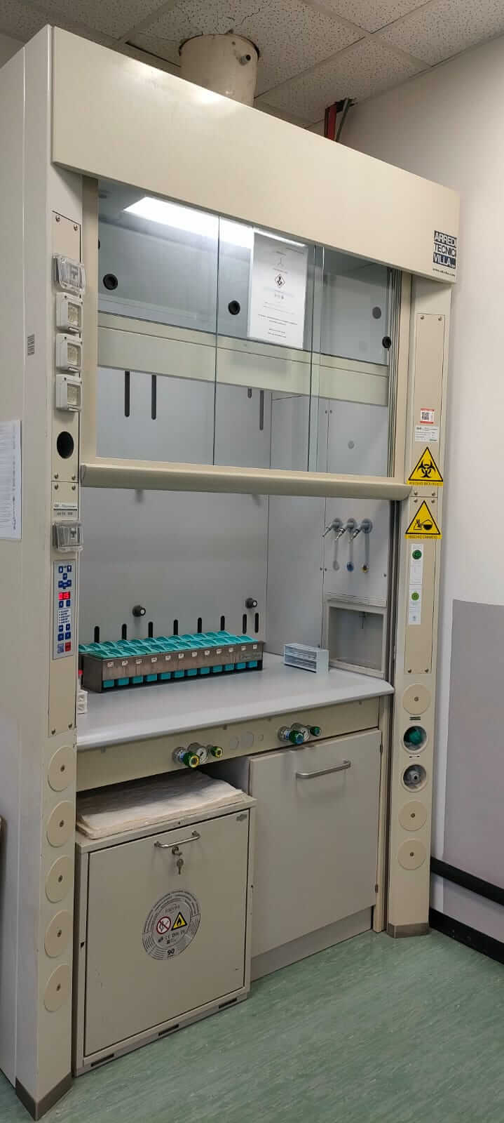 Cappa chimica e a flusso laminare di Classe II